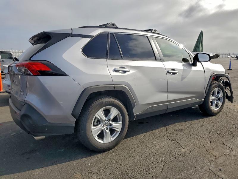 Photo 3 from auction – 2020 TOYOTA RAV4 XLE with VIN JTMP1RFV1LD052298