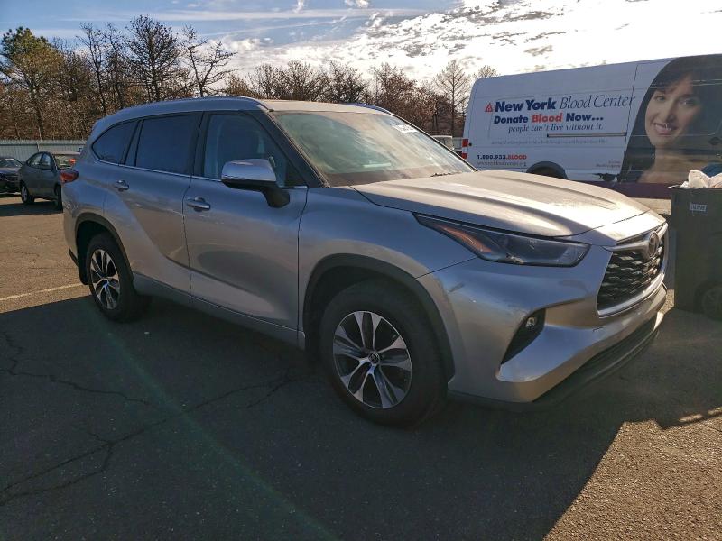 Photo 4 from auction – 2021 TOYOTA HIGHLANDER XLE with VIN 5TDHZRBH7MS070324