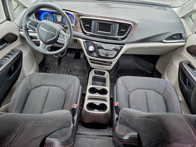 Photo 8 from auction – 2017 CHRYSLER PACIFICA L with VIN 2C4RC1CGXHR565774