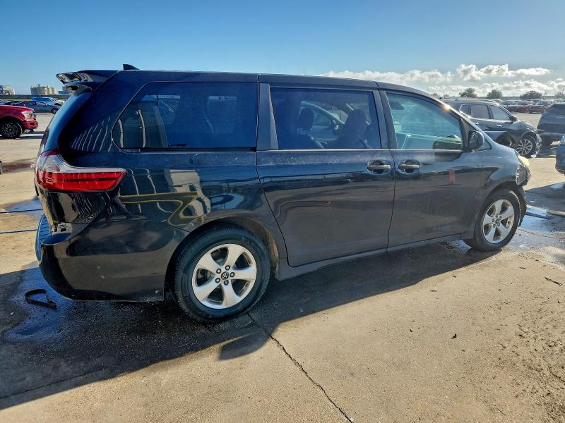 Photo 3 from auction – 2019 TOYOTA SIENNA with VIN 5TDZZ3DC5KS004449