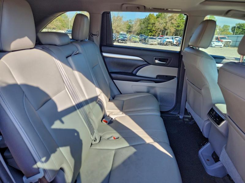 Photo 11 from auction – 2017 TOYOTA HIGHLANDER with VIN 5TDKZRFH5HS511096