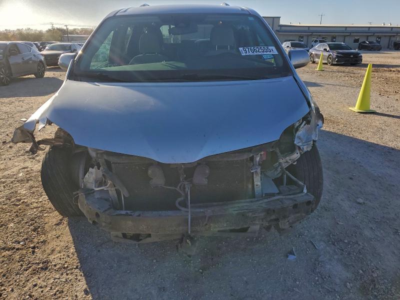 Photo 5 from auction – 2018 TOYOTA SIENNA with VIN 5TDKZ3DC6JS942508