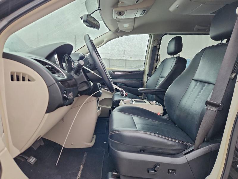 Photo 7 from auction – 2016 CHRYSLER TOWN & COU with VIN 2C4RC1BG1GR280543