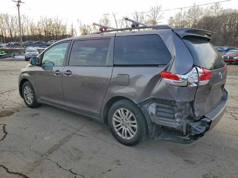 Photo 2 from auction – 2014 TOYOTA SIENNA XLE with VIN 5TDYK3DC6ES425990
