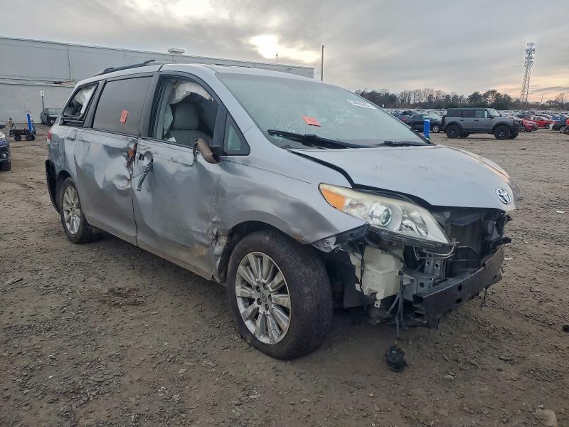 Photo 4 from auction – 2013 TOYOTA SIENNA XLE with VIN 5TDYK3DC8DS295144