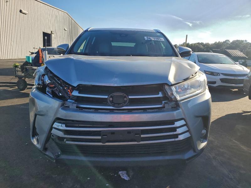 Photo 5 from auction – 2018 TOYOTA HIGHLANDER with VIN 5TDKZRFH2JS549438