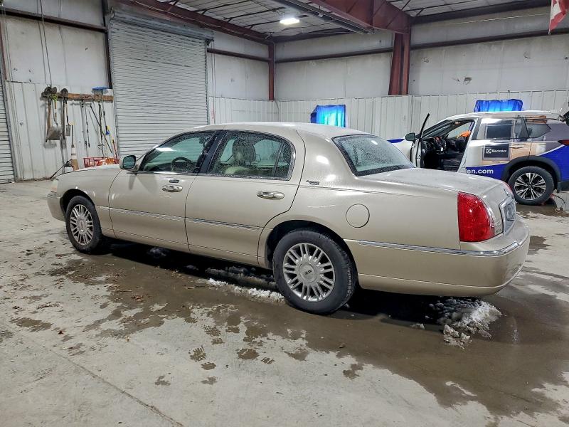 Photo 2 from auction – 2008 LINCOLN TOWN CAR S with VIN 2LNHM82W28X656183