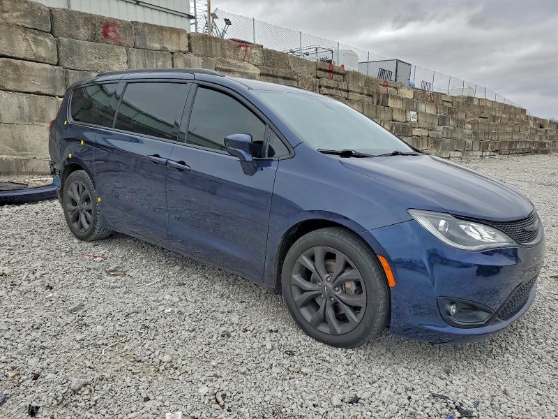Photo 4 from auction – 2018 CHRYSLER PACIFICA T with VIN 2C4RC1BG6JR229143