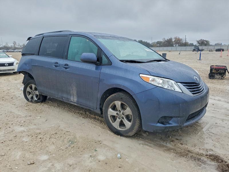 Photo 4 from auction – 2017 TOYOTA SIENNA with VIN 5TDKZ3DCXHS864504