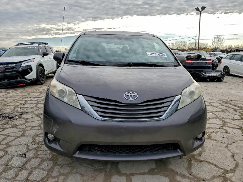 Photo 5 from auction – 2012 TOYOTA SIENNA XLE with VIN 5TDYK3DC8CS200256