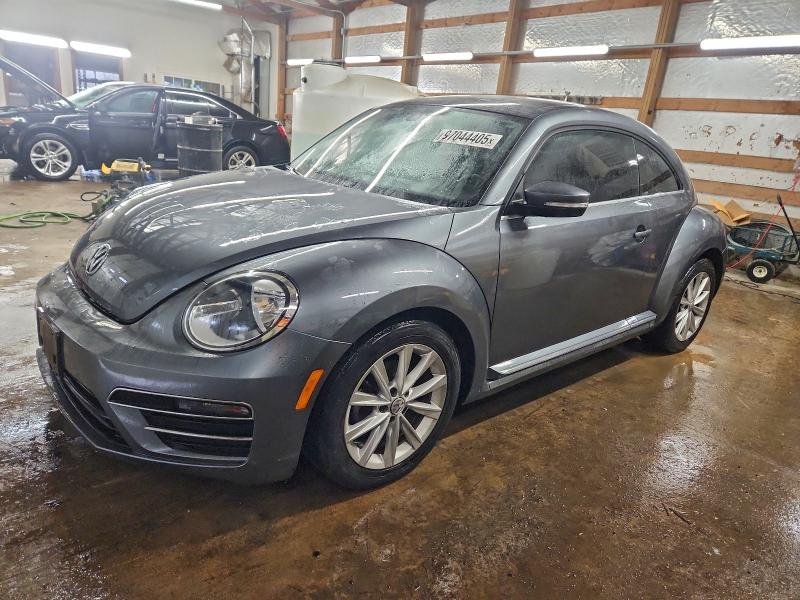 VOLKSWAGEN BEETLE SE 2018 with VIN 3VWJD7AT0JM728536 - Photo from auction
