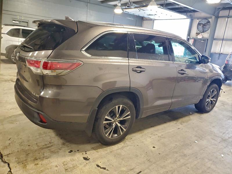 Photo 3 from auction – 2016 TOYOTA HIGHLANDER with VIN 5TDJKRFH5GS352286