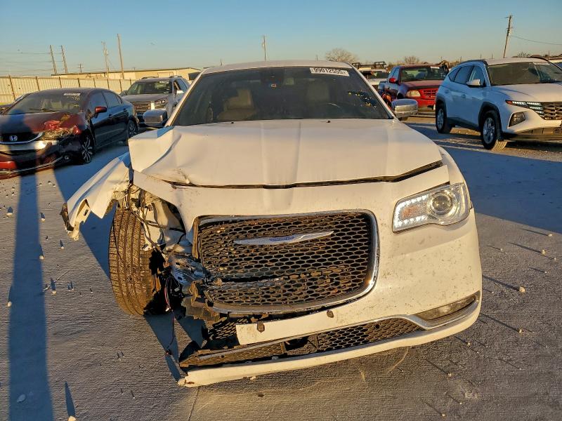 Photo 5 from auction – 2018 CHRYSLER 300 LIMITE with VIN 2C3CCAKG9JH151831