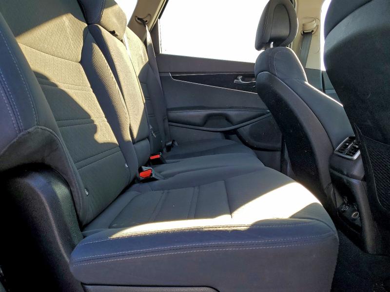 Photo 11 from auction – 2016 KIA SORENTO LX with VIN 5XYPGDA3XGG047003