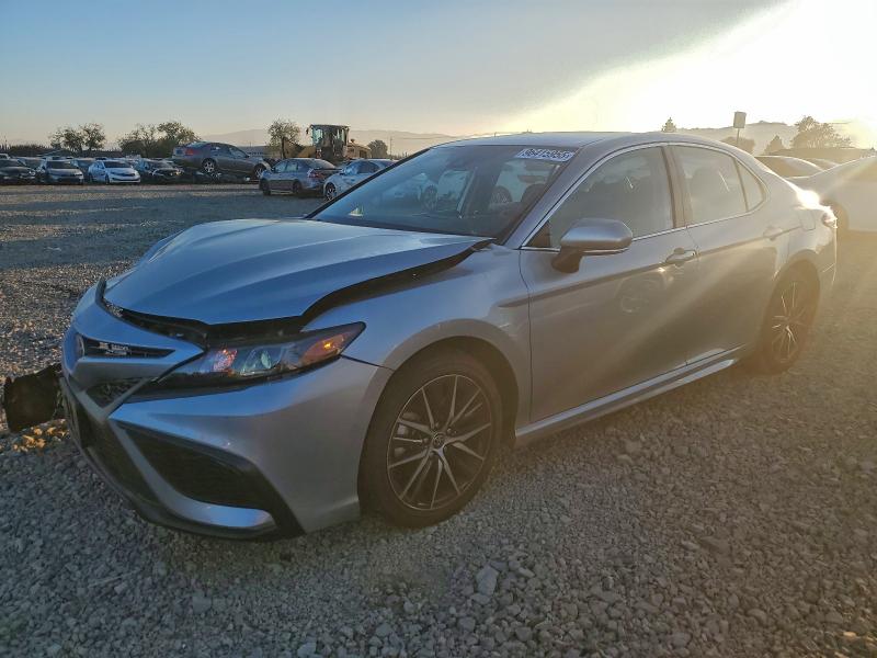 TOYOTA CAMRY SE 2022 with VIN 4T1G11AK5NU051765 - Photo from auction