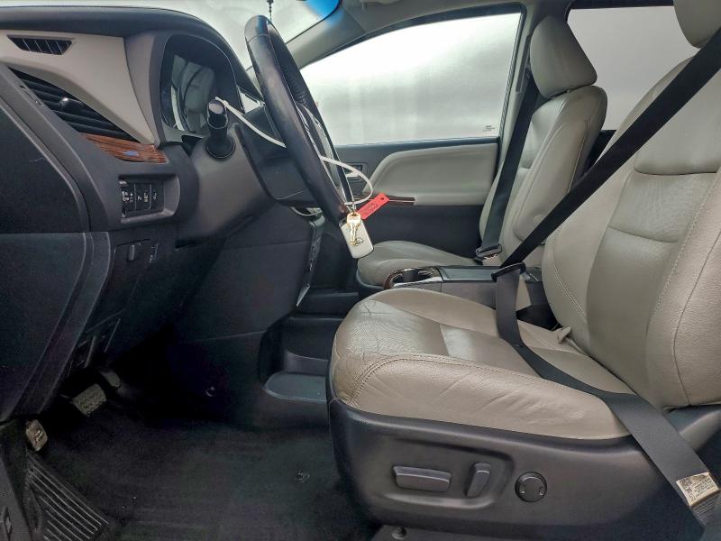 Photo 7 from auction – 2017 TOYOTA SIENNA XLE with VIN 5TDYZ3DC8HS800214