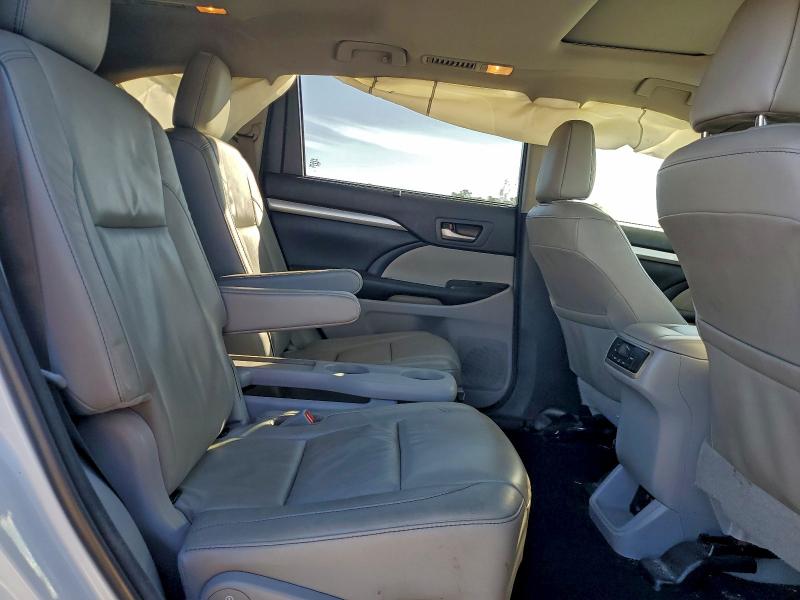 Photo 11 from auction – 2018 TOYOTA HIGHLANDER with VIN 5TDKZRFH6JS536174