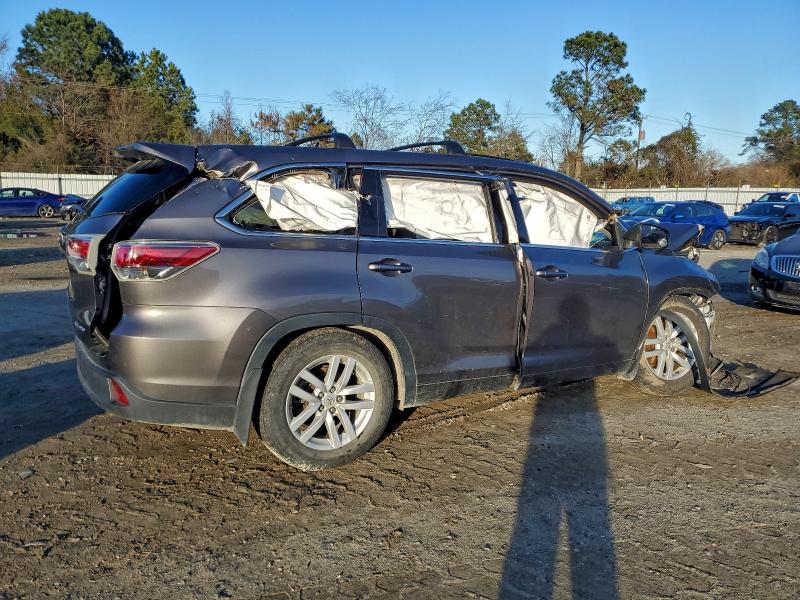 Photo 3 from auction – 2015 TOYOTA HIGHLANDER with VIN 5TDBKRFH0FS086145