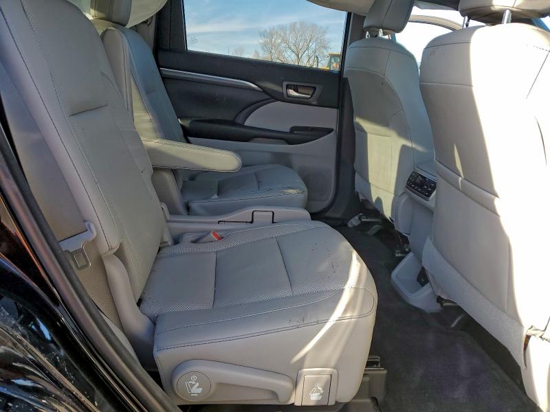 Photo 11 from auction – 2018 TOYOTA HIGHLANDER with VIN 5TDDGRFH1JS044747