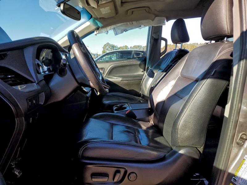 Photo 7 from auction – 2017 TOYOTA SIENNA SE with VIN 5TDXZ3DC2HS889581