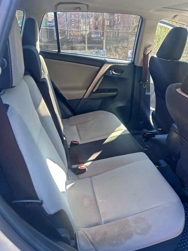Photo 6 from auction – 2017 TOYOTA RAV4 XLE with VIN JTMRFREVXHJ112518