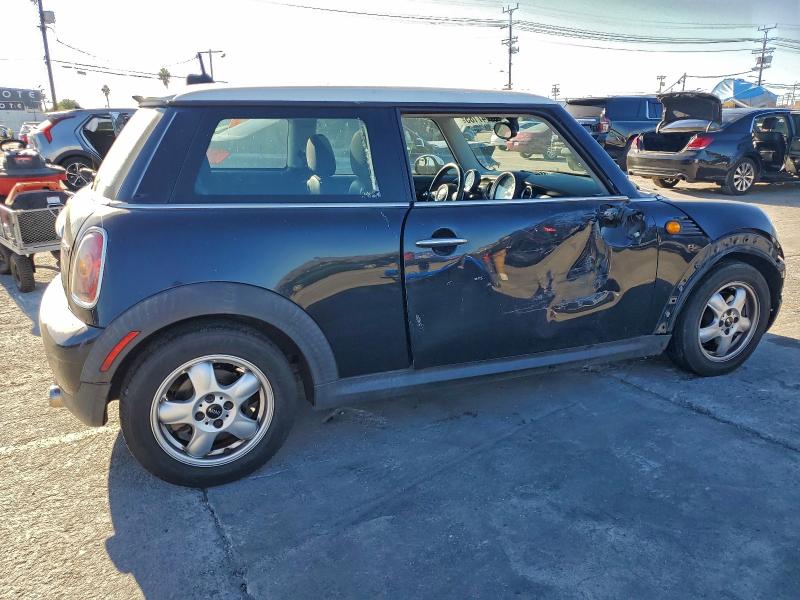 Photo 3 from auction – 2007 MINI COOPER with VIN WMWMF33577TT51938
