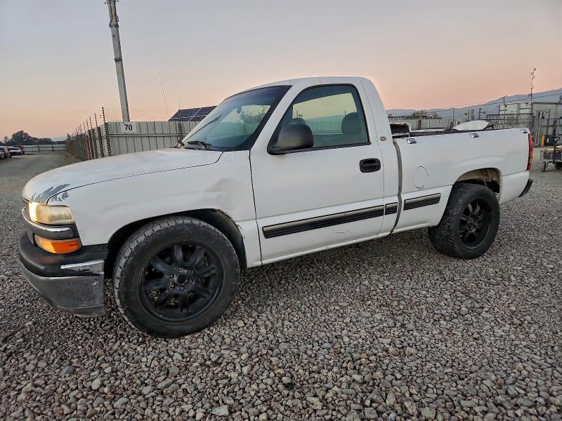 CHEVROLET SILVERADO 2000 with VIN 1GCEC14V0YZ148679 - Photo from auction