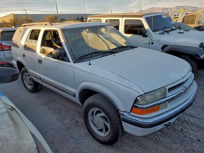 Photo 4 from auction – 2000 CHEVROLET BLAZER with VIN 1GNDT13WXY2397948