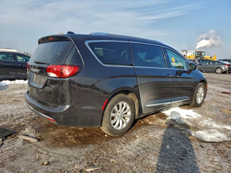 Photo 3 from auction – 2019 CHRYSLER PACIFICA with VIN 2C4RC1BG3KR721405