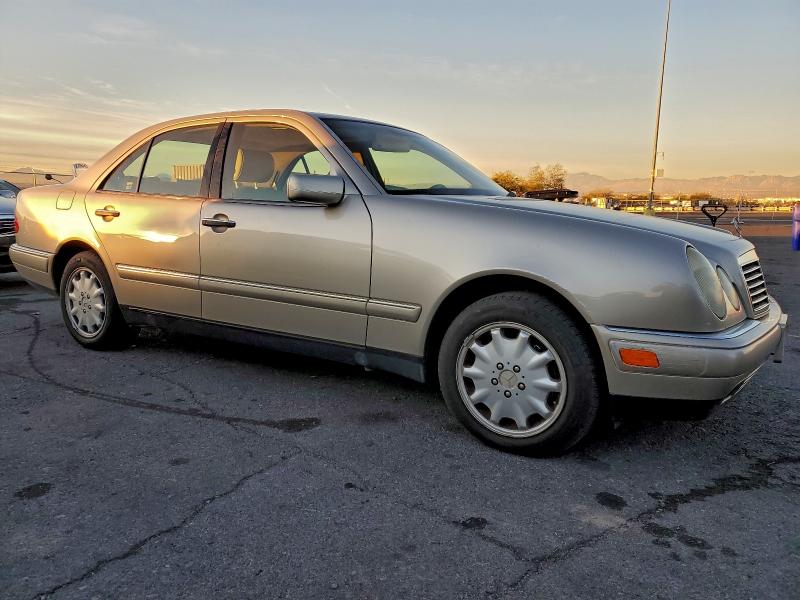 Photo 4 from auction – 1998 MERCEDES-BENZ E with VIN WDBJF65F1WA612700