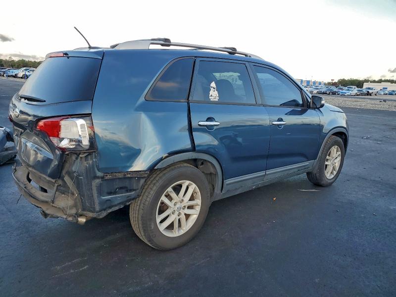 Photo 3 from auction – 2015 KIA SORENTO LX with VIN 5XYKT4A74FG551957