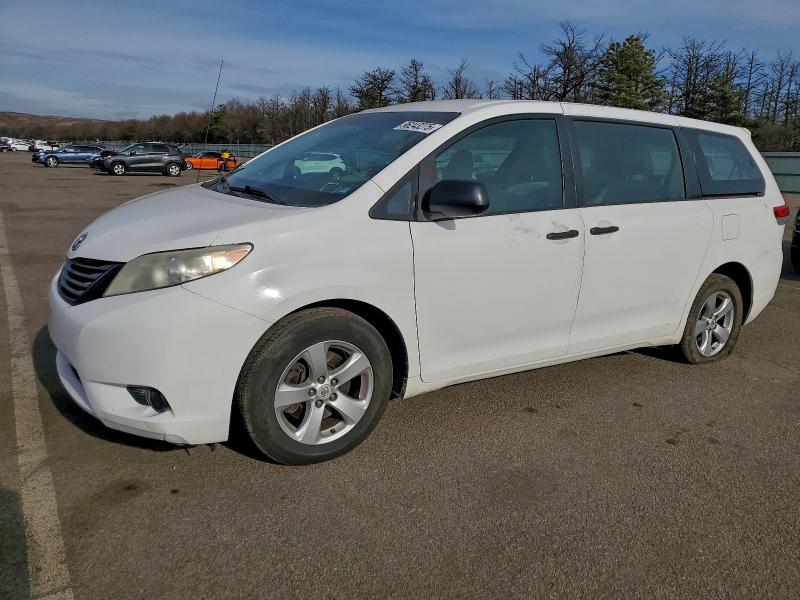 Zdjęcie 1 z aukcji – 2012 TOYOTA SIENNA LE z VIN 5TDKA3DC7CS010957