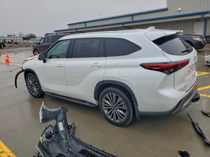 Photo 2 from auction – 2022 TOYOTA HIGHLANDER with VIN 5TDFZRBH8NS210910