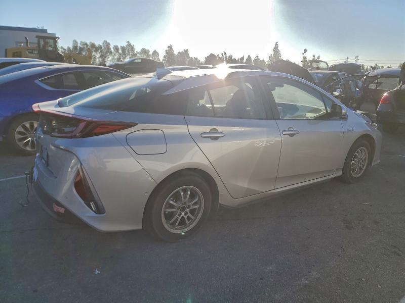 Photo 3 from auction – 2017 TOYOTA PRIUS PRIM with VIN JTDKARFP2H3016970