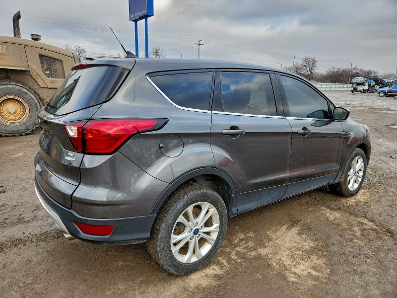 Photo 3 from auction – 2019 FORD ESCAPE SE with VIN 1FMCU9GD9KUC24129