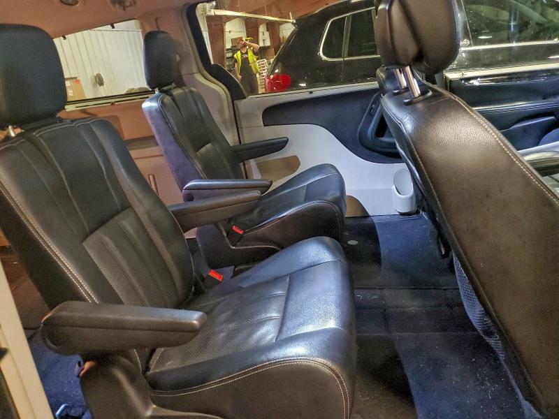 Photo 11 from auction – 2016 CHRYSLER TOWN & COU with VIN 2C4RC1CG6GR164382