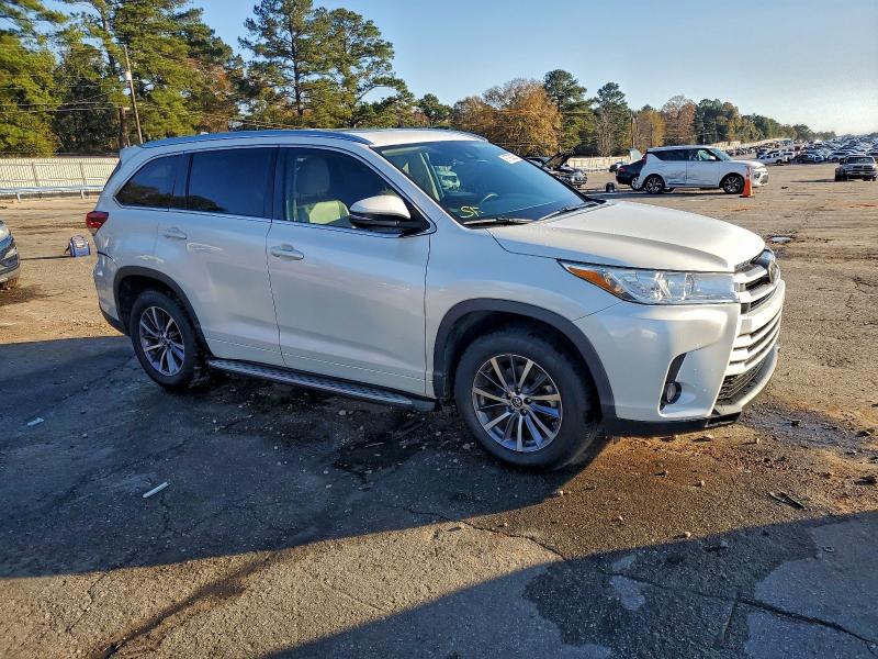 Photo 4 from auction – 2017 TOYOTA HIGHLANDER with VIN 5TDKZRFH0HS188771