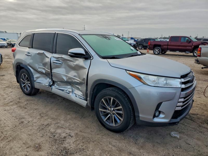 Photo 4 from auction – 2017 TOYOTA HIGHLANDER with VIN 5TDJZRFHXHS462604