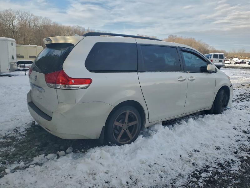 Photo 3 from auction – 2012 TOYOTA SIENNA XLE with VIN 5TDDK3DC1CS042891