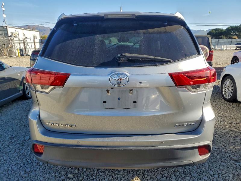 Photo 6 from auction – 2018 TOYOTA HIGHLANDER with VIN 5TDJZRFH5JS547954