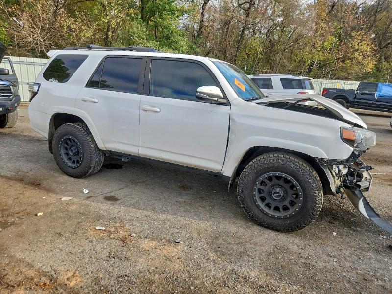Photo 4 from auction – 2019 TOYOTA 4RUNNER with VIN JTEZU5JR3K5200314