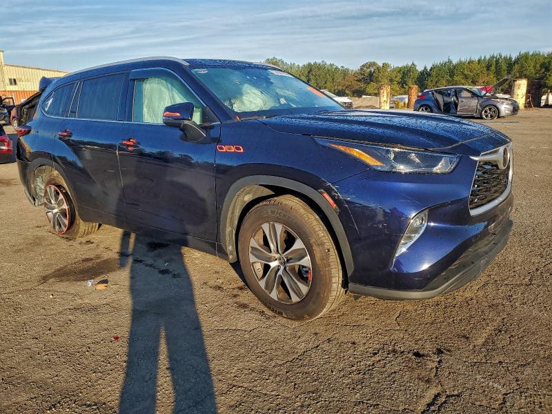 Photo 4 from auction – 2022 TOYOTA HIGHLANDER with VIN 5TDGZRAHXNS543454