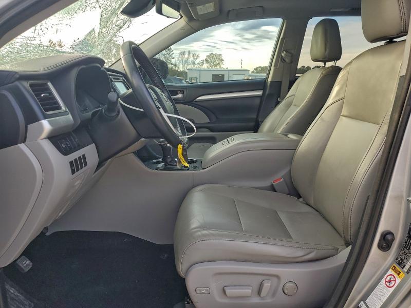 Photo 7 from auction – 2017 TOYOTA HIGHLANDER with VIN 5TDKZRFH4HS516628