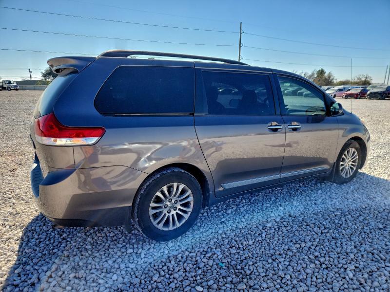 Photo 3 from auction – 2014 TOYOTA SIENNA XLE with VIN 5TDYK3DC8ES439728