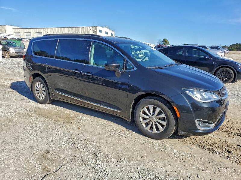Photo 4 from auction – 2017 CHRYSLER PACIFICA T with VIN 2C4RC1BG5HR613926