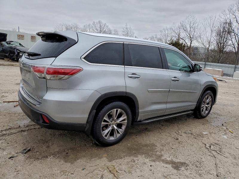 Photo 3 from auction – 2015 TOYOTA HIGHLANDER with VIN 5TDJKRFH3FS086913