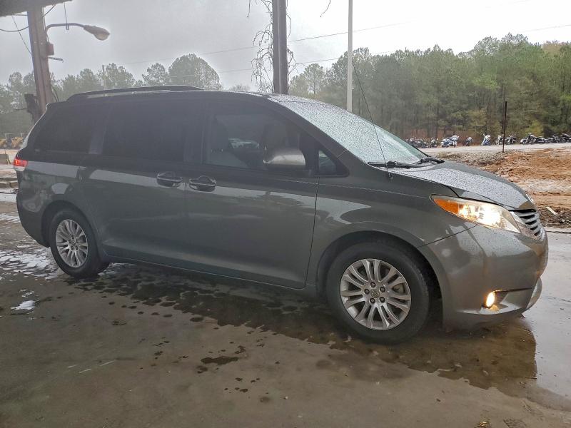 Photo 4 from auction – 2012 TOYOTA SIENNA XLE with VIN 5TDYK3DC6CS269138