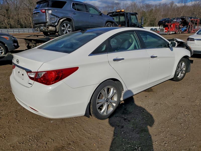 Photo 3 from auction – 2013 HYUNDAI SONATA SE with VIN 5NPEC4AC5DH569562