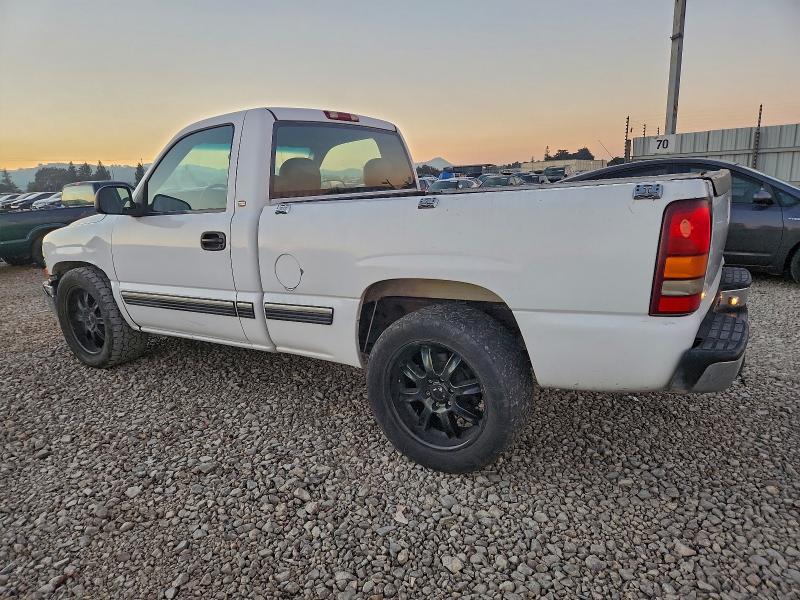 Photo 2 from auction – 2000 CHEVROLET SILVERADO with VIN 1GCEC14V0YZ148679