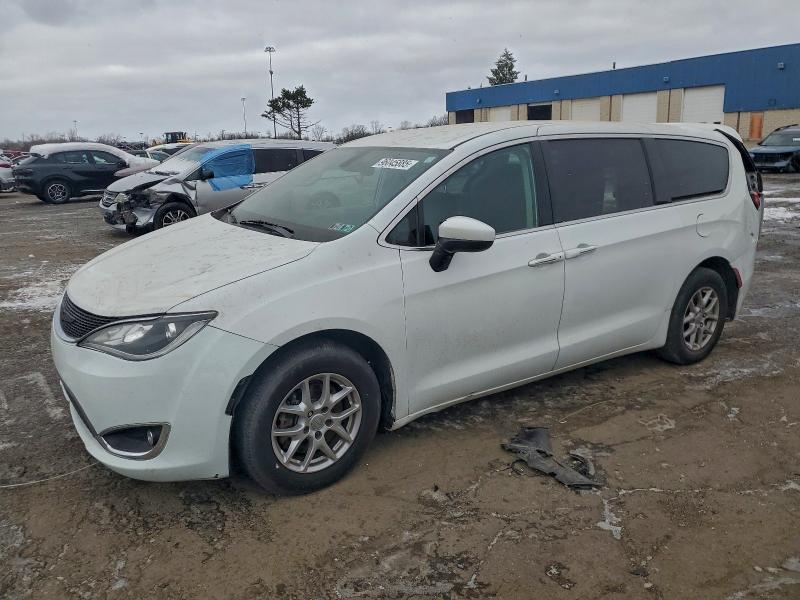 CHRYSLER PACIFICA T 2017 with VIN 2C4RC1BG4HR753255 - Photo from auction